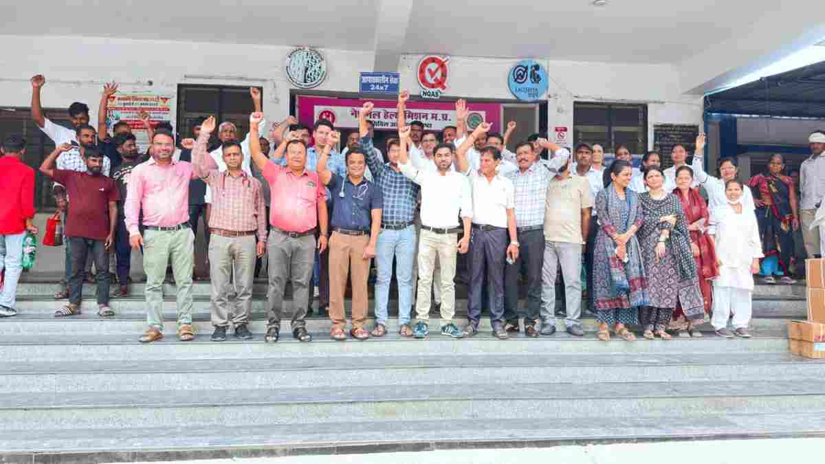 चिकित्सक पर हमले के विरोध में डॉक्टरों ने बांधी काली पट्टी, कार्रवाई नहीं होने पर उग्र आंदोलन की दी चेतावनी