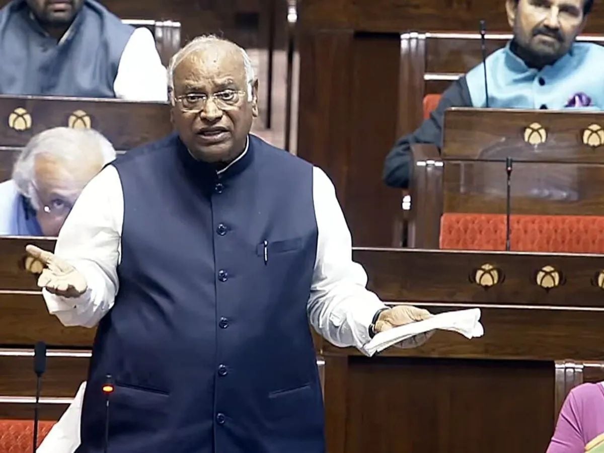 खरगे की मनुस्मृति वाली टिप्पणी पर राज्यसभा में हंगामा, बाद में रिकॉर्ड से हटाई गई