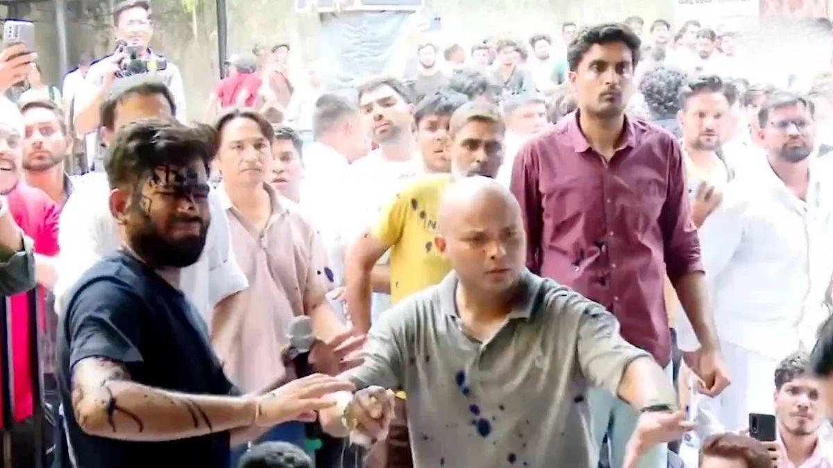 अभिजीत दीपके पर महिला ने फेंकी स्याही, प्रदर्शनकारियों ने पकड़ा ; अब पुलिस कर रही पूछताछ