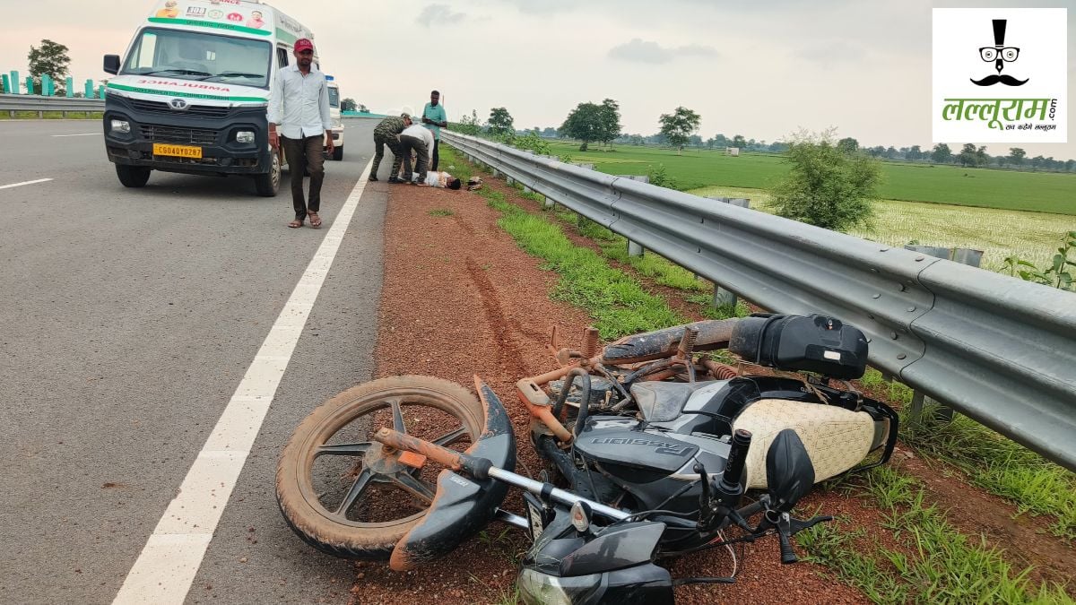 CG Accident News: कुरूद-विशाखापत्तनम मार्ग पर भीषण सड़क हादसा, रेलिंग से टकराई अनियंत्रित बाइक, मौके पर ही चालक की मौत
