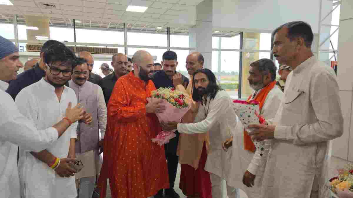 अनंत अंबानी पहुंचे खजुराहो: बागेश्वर धाम में करेंगे दर्शन, उद्योग निवेश की संभावनाओं पर दिया बड़ा संकेत