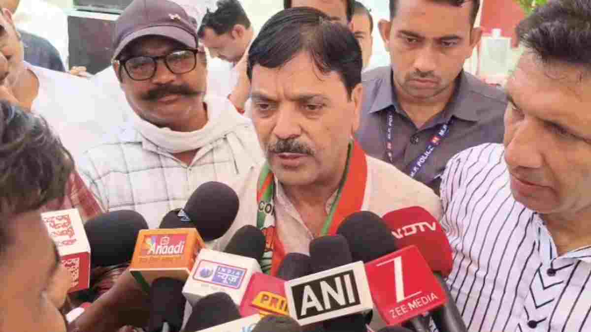 मान गए अवधेश नायक: नाराजगी के बीच कांग्रेस के कार्यक्रम में पहुंचे, भाजपा में जाने की अटकलों पर लगा विराम