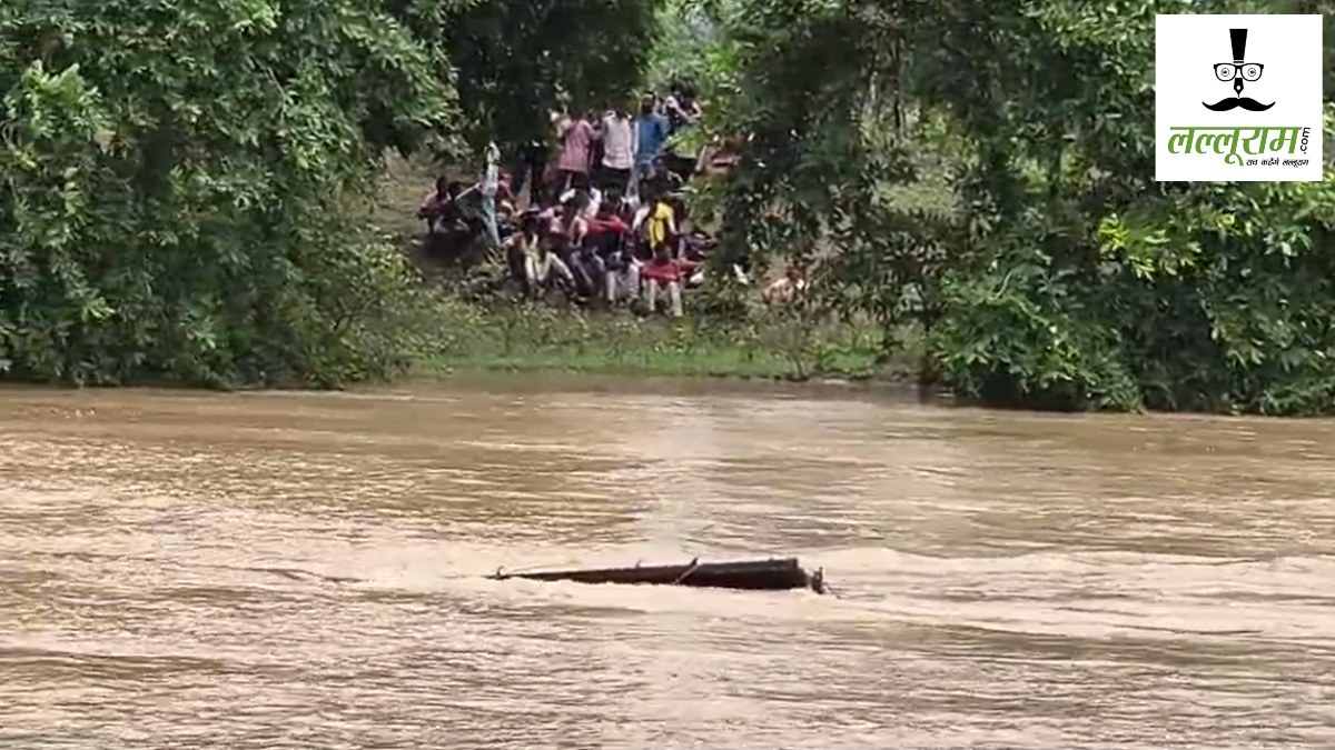 उफनते नाले में चालक ने खोया कंट्रोल, पुल से बही बिजली विभाग की पिकअप, 3 कर्मचारी ने तैरकर बचाई जान, एक लापता
