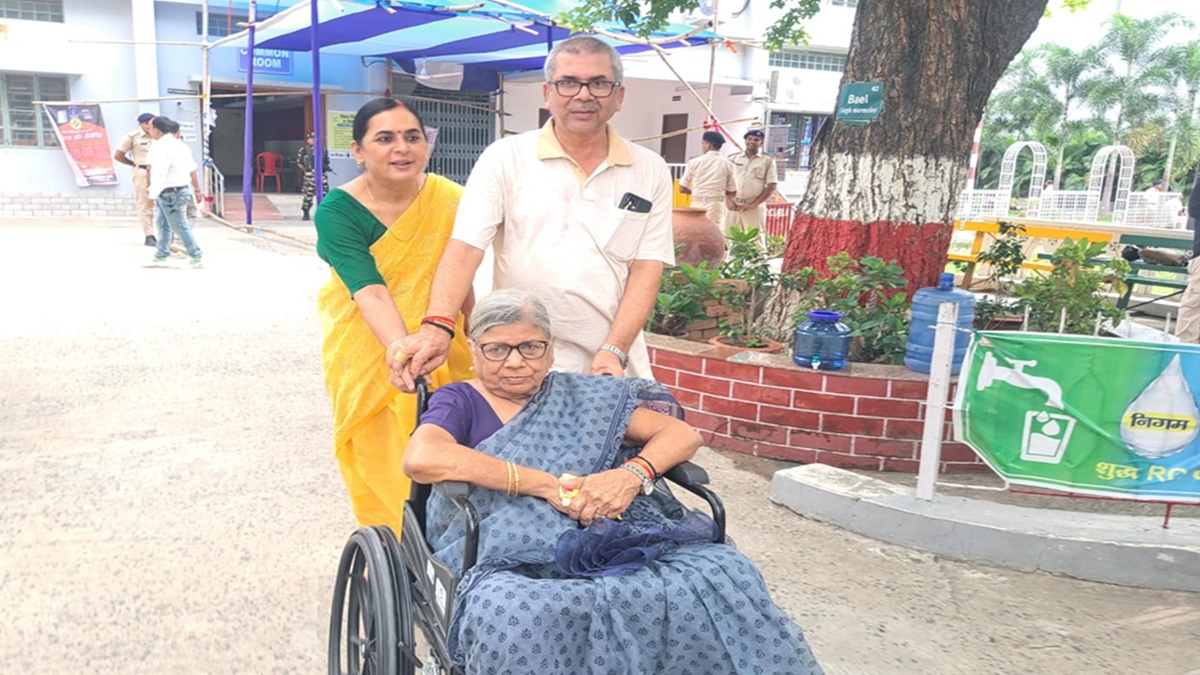 बांकीपुर उपचुनाव: व्हीलचेयर पर वोट देने पहुंची 90 वर्षीय महिला, जन सुराज पर लगा फर्जी वोट का आरोप