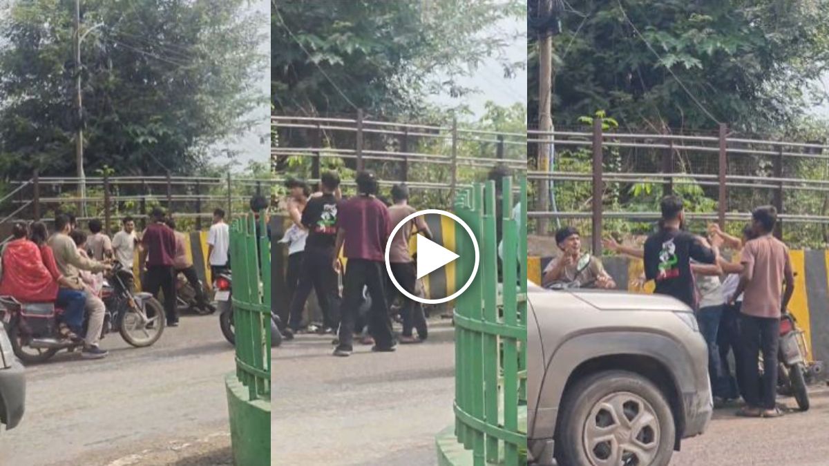 रेलवे फाटक के पास युवकों के बीच सरेआम मारपीट, जमकर चले लात-घूंसे, VIDEO वायरल