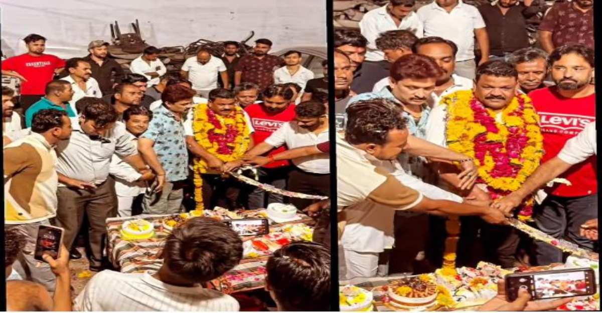 सड़क पर शक्ति प्रदर्शनः पार्षद पति ने तलवार से काटा केक, विरोधी दल के पार्षद भी रहे मौजूद, वीडियो वायरल