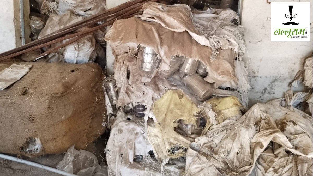10 साल से गोदाम में कैद गरीबों का हक : बदलती रहीं सरकारें, धूल खाते रहे टिफिन