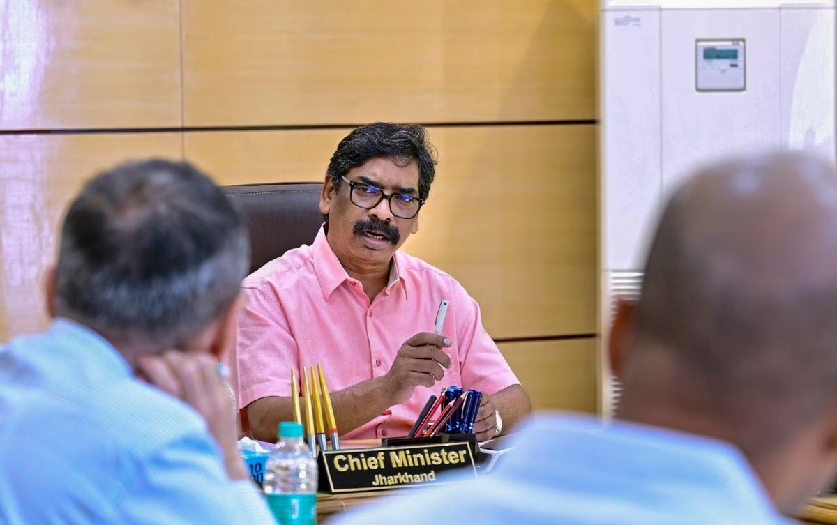 ‘अवैध शराब’ पर सीएम हेमंत सोरेन सख्त, अधिकारियों को लगाई फटकार, कहा- ‘मुझे अब शिकायत मिली तो…,’