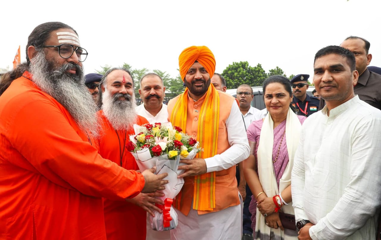 पंजाब दौरे पर नायब सैनी ने दिव्य ज्योति जागृति संस्थान में टेका मत्था, आशुतोष महाराज को किया नमन