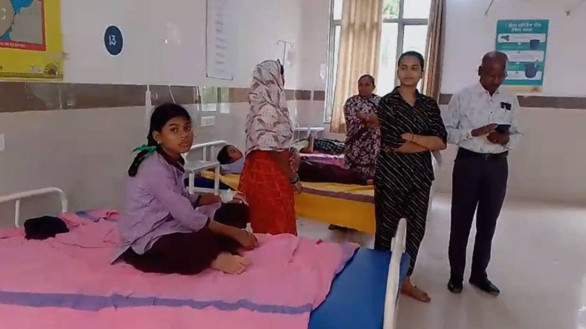 कन्या छात्रावास में अचानक बच्चियों की तबीयत बिगड़ने से हड़कंप: 10 से 15 छात्राएं हुईं बीमार, 4 का अस्पताल में इलाज जारी