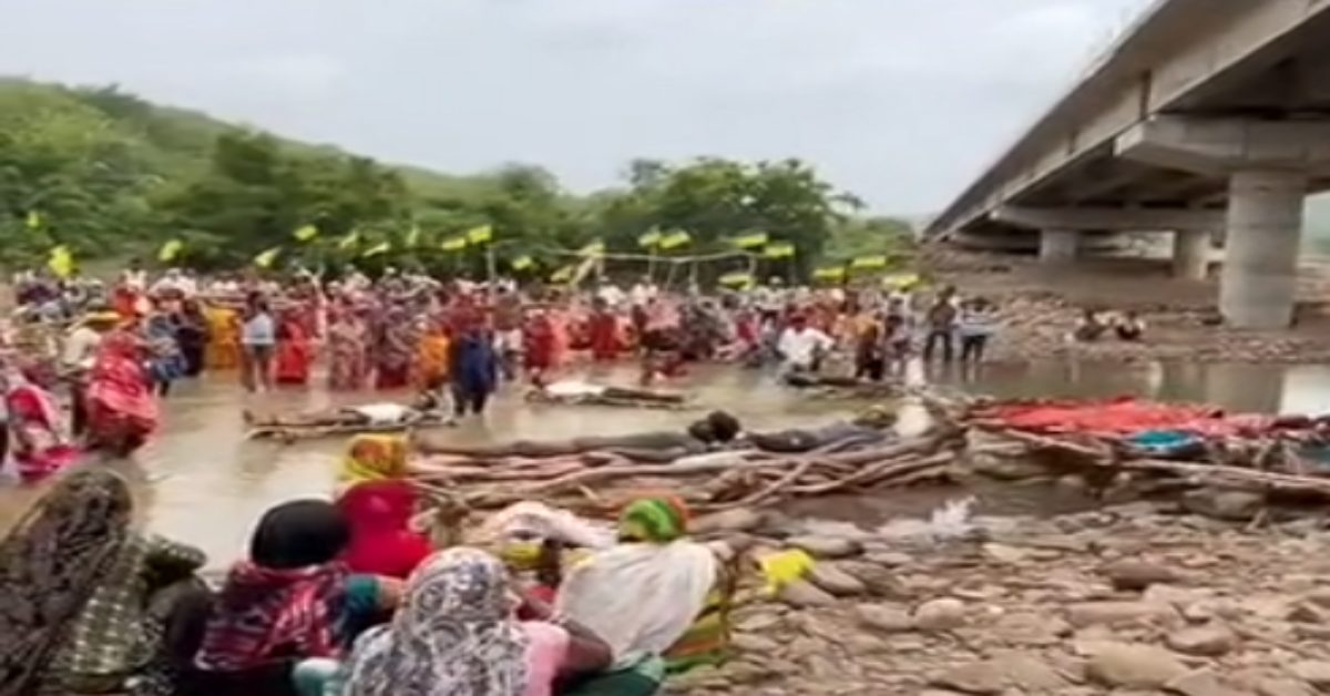 केन-बेतवा परियोजना के डूब प्रभावितों का उग्र आंदोलन, नदी के बीच फांसी-चिता का सांकेतिक प्रदर्शन