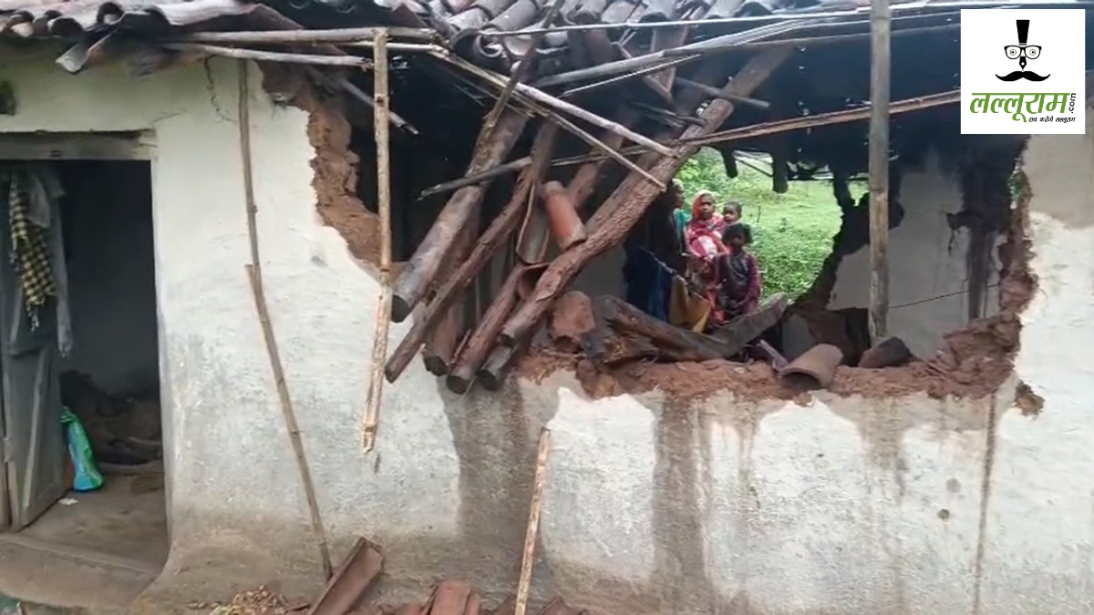 CG News : बारिश का मौसम और सिर पर छत नहीं, हाथियों के हमले में टूटा घर, अब परिवार कैसे गुजारेगा रात?