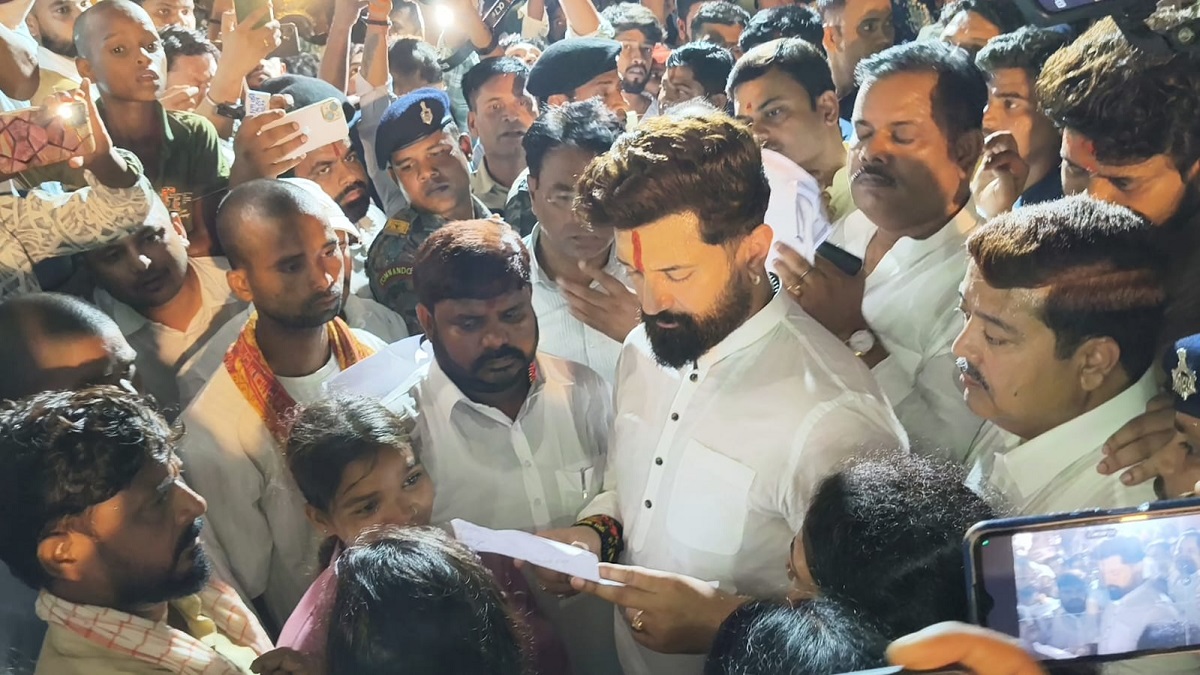 मॉब लिंचिंग के शिकार हुए पिंटू-श्रवण पासवान के घर पहुंचे चिराग, पीड़ित परिवार के लिए किया बड़ा ऐलान