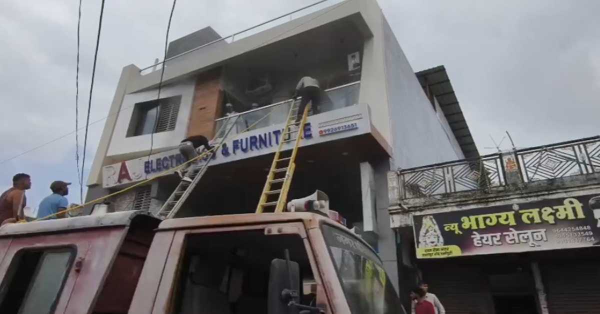 उद्घाटन के दौरान भड़की आग! धर्मपुरी की इलेक्ट्रॉनिक्स दुकान में फंसे 150 लोग, पुलिस ने ऐसे बचाई जान