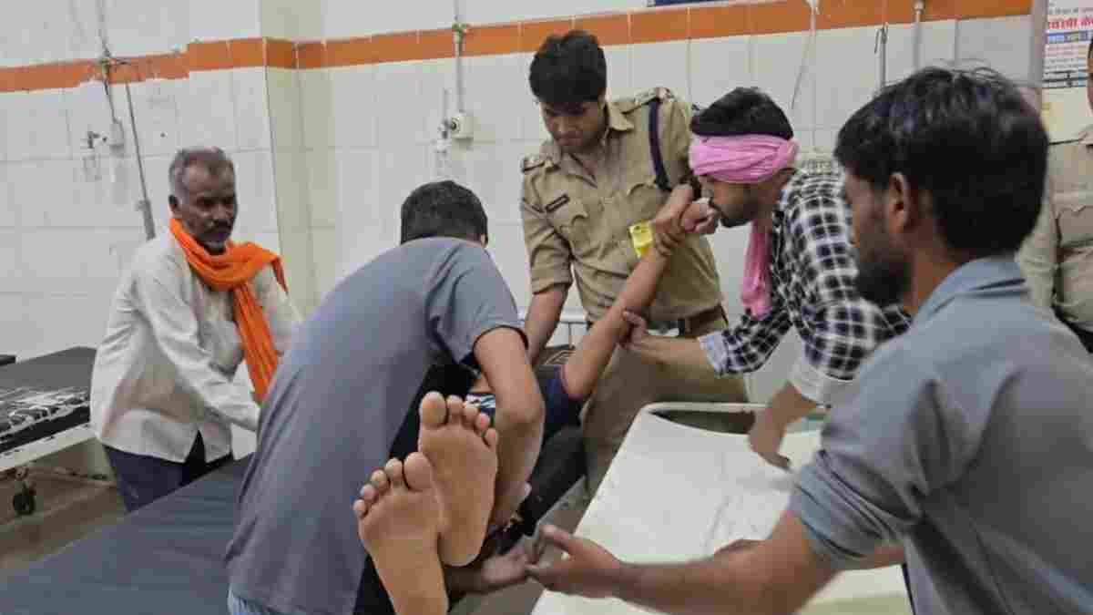 पुलिस ने केबल चोरी के शक में 3 लोगों को किया गिरफ्तार, पूछताछ के दौरान एक की बिगड़ी तबीयत, परिजनों ने किया हंगामा