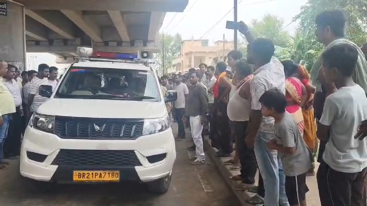 दर्दनाक हादसा: तेज रफ्तार ई-रिक्शा ने 3 बच्चों के पिता की ली जान, परिजनों में मचा कोहराम