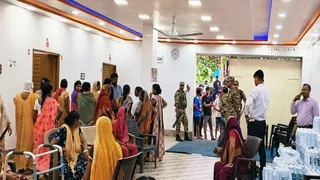Big News : धनबाद में ईडी की छापेमारी पर हंगामा, झामुमो नेता हरेंद्र चौहान के घर के बाहर समर्थकों का प्रदर्शन