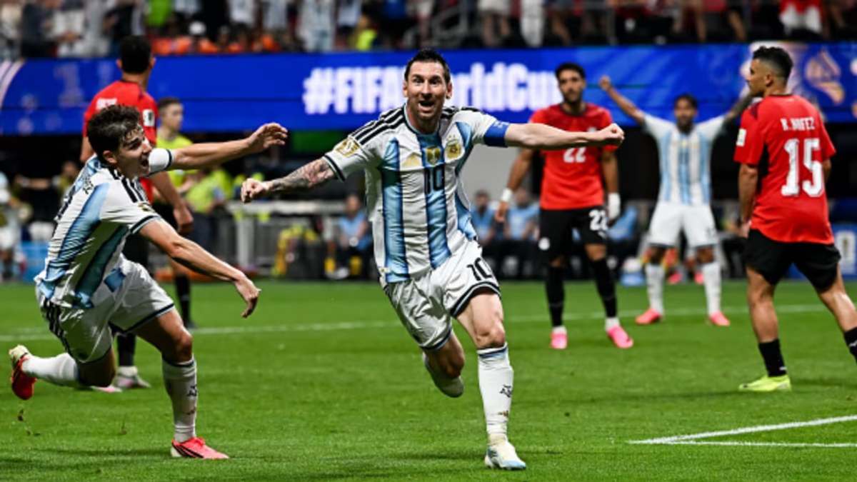 FIFA World Cup 2026: मेसी के मैजिक से अर्जेंटीना क्वार्टर फाइनल में, 2 गोल से पिछड़ने के बाद मिस्र को 3-2 से हराया, 13 मिनट के भीतर दागे तीनों गोल 