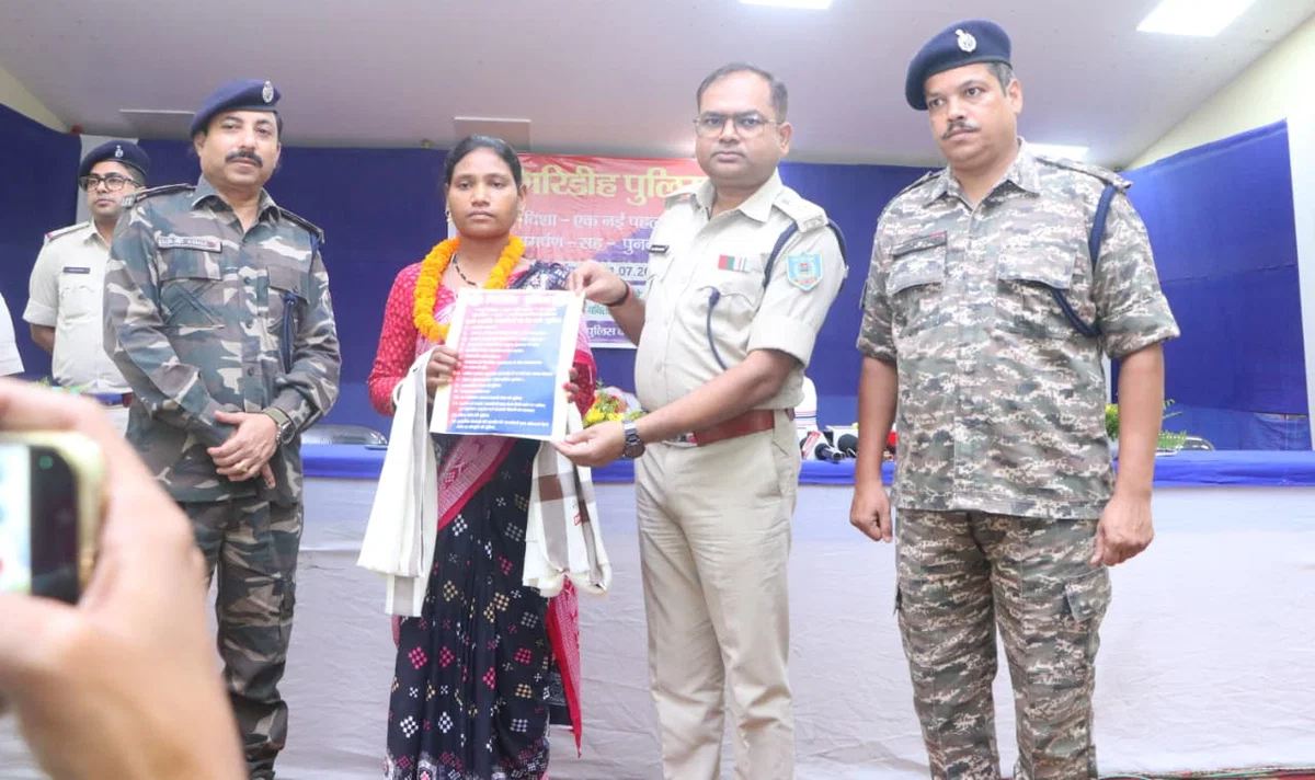 Jharkhand: महिला नक्सली अनिता किस्कू ने किया सरेंडर, सरकार की पुनर्वास योजना से प्रभावित होकर आत्मसमर्पण किया