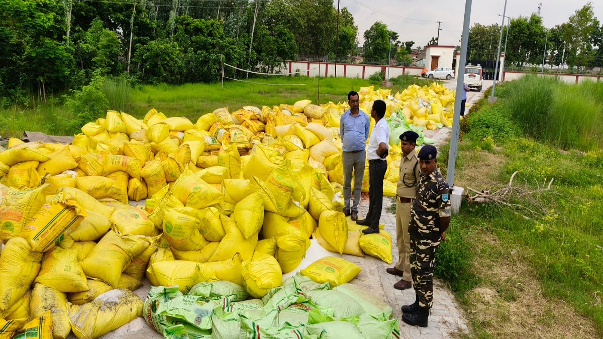 नेपाल बॉर्डर पर SSB की बड़ी कार्रवाई: 2000 बोरी खाद जब्त; नकली DAP फैक्ट्री का हुआ भंडाफोड़