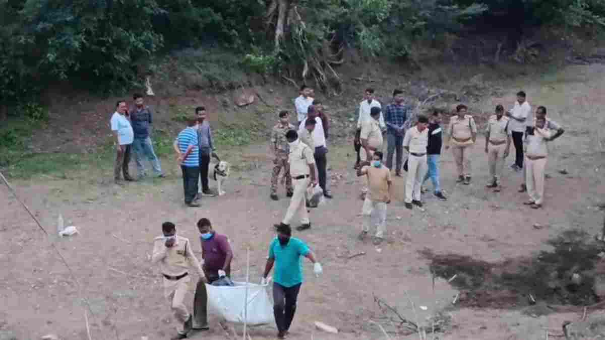 मिट्टी में दफन युवक का शव मिलने से सनसनी: मौके पर पहुंची FSL और डॉग स्क्वॉड की टीम, 6 दिनों से था लापता 