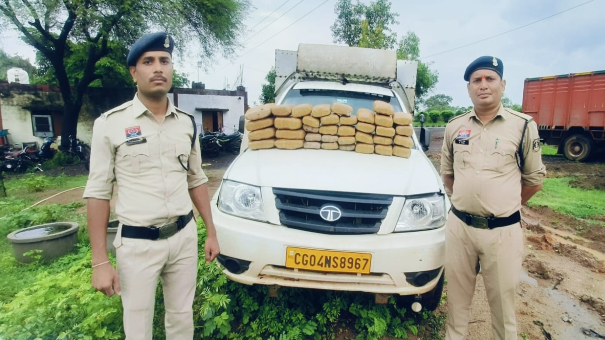 तस्करों के मंसूबों पर फिरा पानी: पिकअप से 20 लाख से ज्यादा का गांजा जब्त, नाकाबंदी देखकर भागे आरोपी