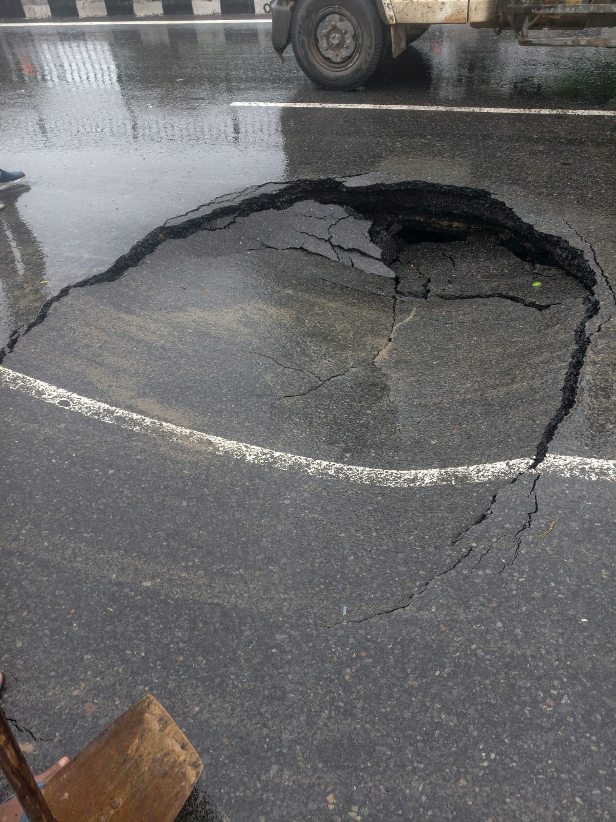 मूसलाधार बारिश का असर: NH-48 पर धंसी सड़क, गुरुग्राम पुलिस ने जारी किया ट्रैफिक अलर्ट; जयपुर जाने वालों के लिए बदले रूट