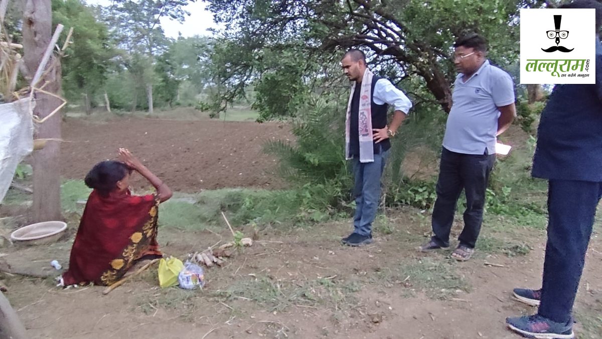 20 साल से बीमार महिला को झोपड़ी में छोड़ा बेसहारा, मदद के लिए पहुंचे जिपं अध्यक्ष, अस्पताल में कराया भर्ती