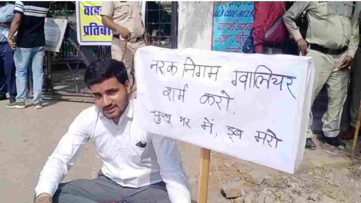 गंदे पानी पर एडवोकेट का अल्टीमेटम, कहा- दो दिन में सुधार नहीं तो कमिश्नर को पिलाएंगे यही पानी