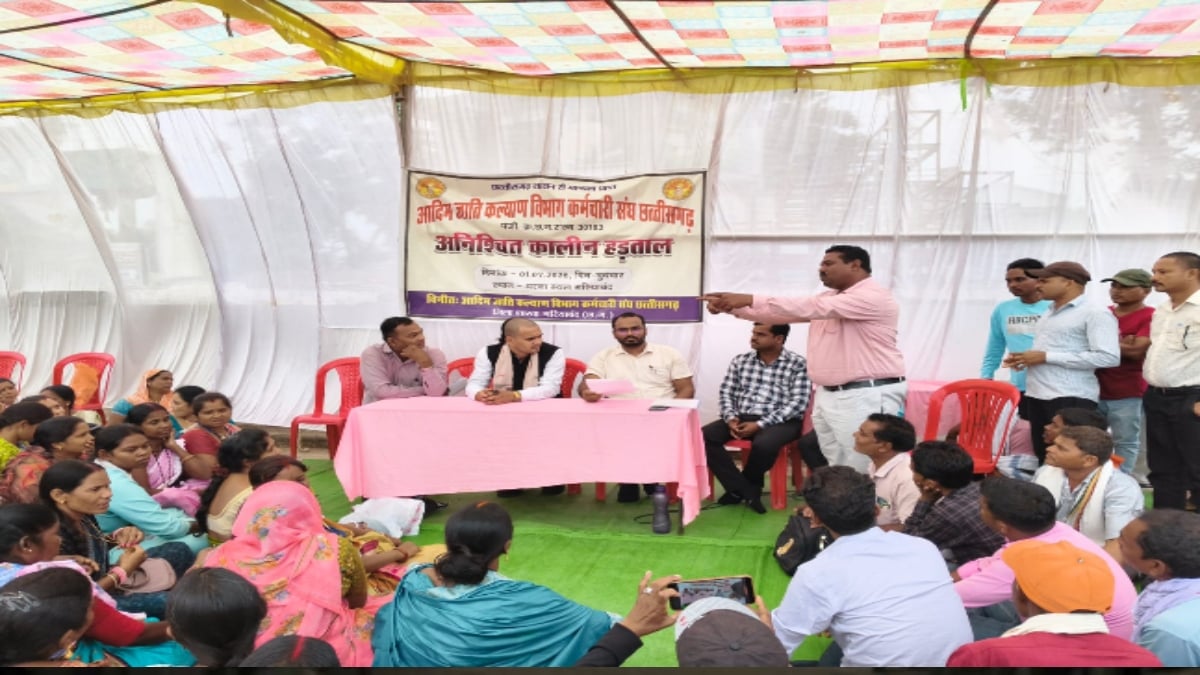 वादे के बाद भी नहीं हुआ लंबित वेतन का भुगतान: आदिम जाति कल्याण विभाग के कर्मचारियों ने किया चक्काजाम का ऐलान
