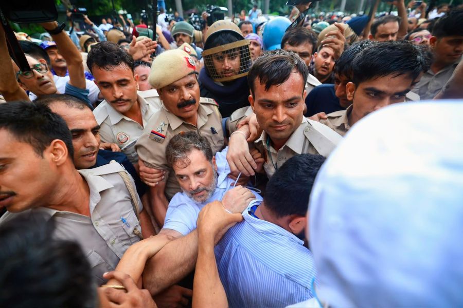 NEET प्रदर्शन: पुलिस ने प्रदर्शनकारियों को धरना स्थल से हटाया; अखिलेश यादव, राहुल और प्रियंका गांधी समेत कई हिरासत में