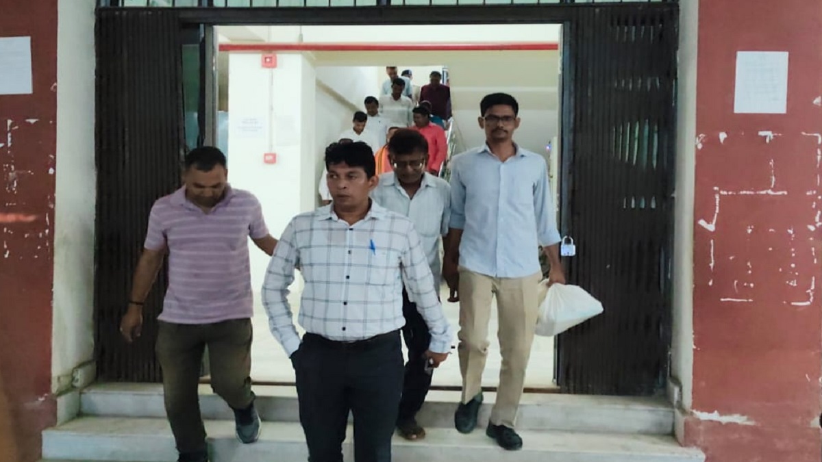 निगरानी विभाग का बड़ा एक्शन, 22 हजार का रिश्वत लेते प्रधान सहायक रंगे हाथ गिरफ्तार