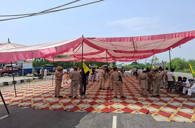 गन्ने के बकाया भुगतान और बिजली कटौती के विरोध में किसानों ने टांडा में नेशनल हाईवे जाम, सरकार पर लगाए गंभीर आरोप