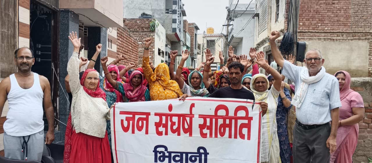 भिवानी: हनुमान ढाणी की गली नंबर 2 और 3 में दो महीने से पानी संकट, महिलाओं का प्रदर्शन, धरने की चेतावनी