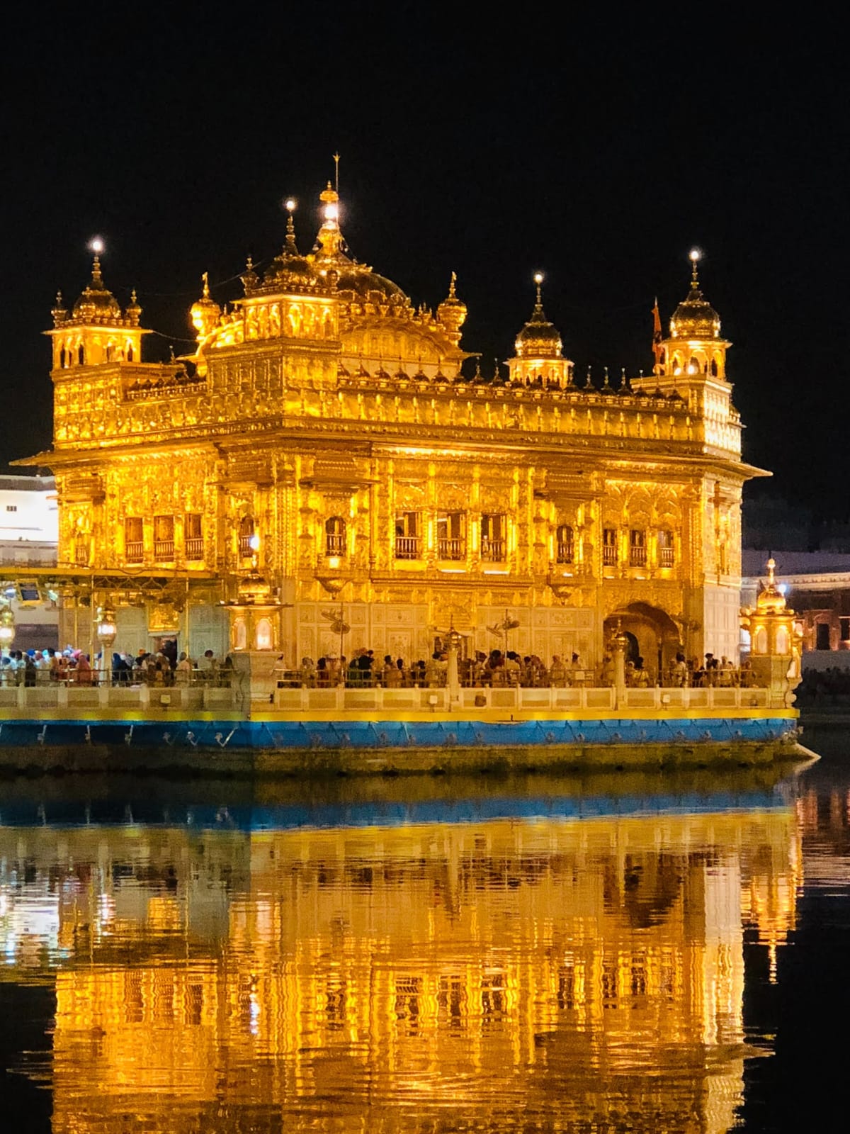 शॉर्ट्स पहनकर गोल्डन टेंपल पहुंचे विदेशी कपल को गेट पर रोका, सेवादारों ने समझाए गुरुद्वारे के नियम