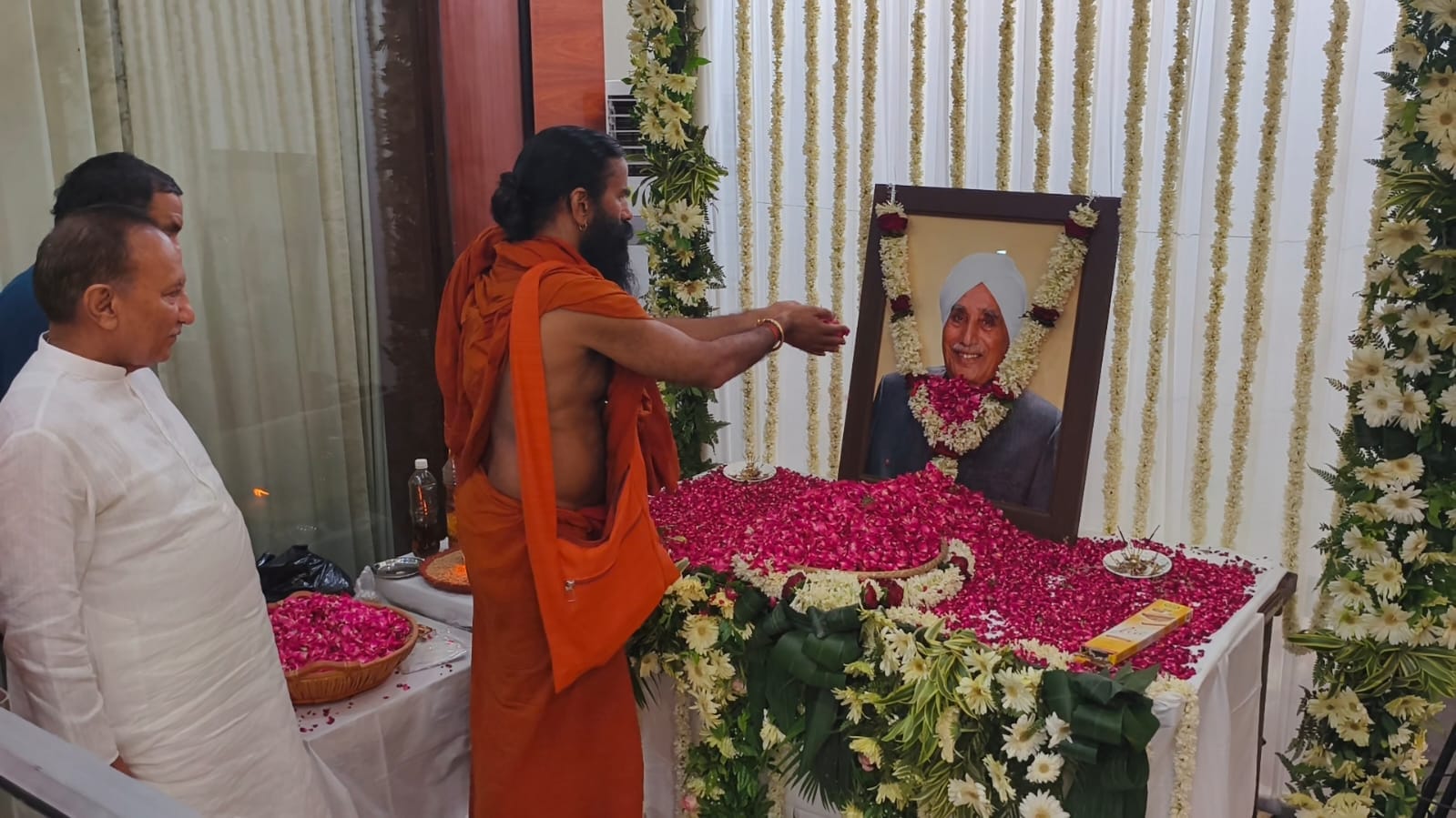 हिसार पहुंचे बाबा रामदेव, नंदकिशोर गोयनका को दी श्रद्धांजलि; बोले- संत हृदय, दानशील और राष्ट्रवादी थे