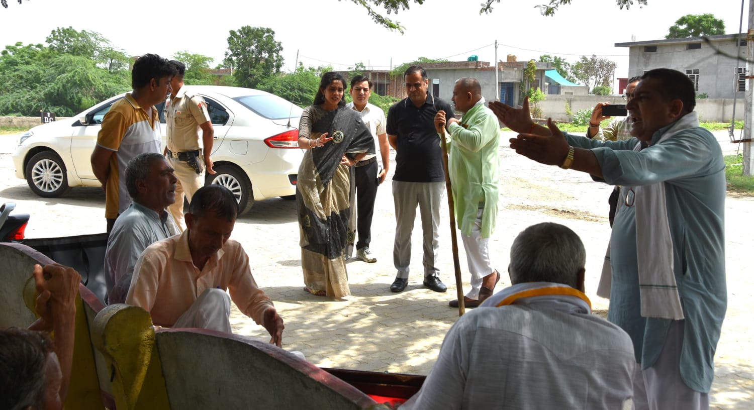 गीत-नाटक के जरिए ग्रामीणों को मिली सरकारी योजनाओं की जानकारी, डीसी अपराजिता ने किया निरीक्षण