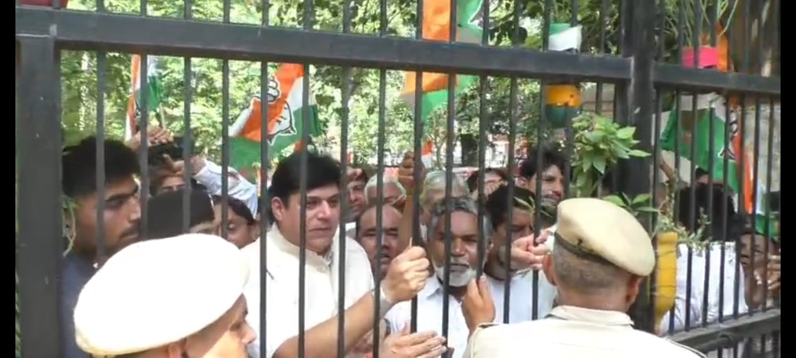 जंतर-मंतर लाठीचार्ज के विरोध में सोनीपत कांग्रेस का प्रदर्शन, राष्ट्रपति के नाम सौंपा ज्ञापन