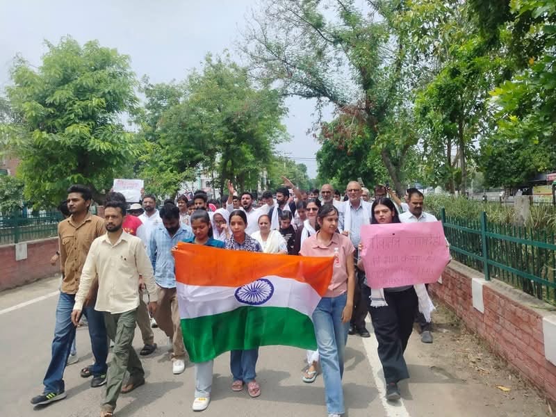 दिल्ली लाठीचार्ज के विरोध में भिवानी में युवाओं का शांतिपूर्ण प्रदर्शन, शिक्षा व्यवस्था में जवाबदेही की उठाई मांग