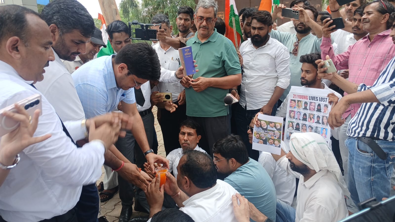 भिवानी में अनिश्चितकालीन भूख हड़ताल समाप्त, CTM ने जूस पिलाकर तुड़वाया अनशन; छात्रों के सम्मान और न्याय की लड़ाई जारी
