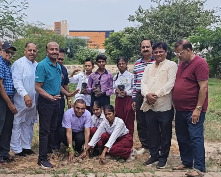 श्रावण मास में पौधारोपण का संदेश: कैथल के स्वामी विवेकानंद स्कूल में सीनियर सिटीजन वेलफेयर सोसाइटी ने लगाए पौधे