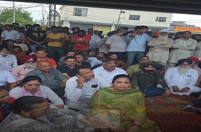 लुधियाना में फूटा लोगों का गुस्सा, अधूरे सीवरेज कार्य के विरोध में नेशनल हाईवे जाम