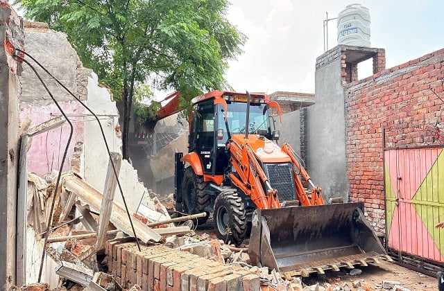 बठिंडा में नशा तस्कर के अवैध मकान पर चला बुलडोजर, NDPS के 10 मामलों में नामजद महिला पर कार्रवाई