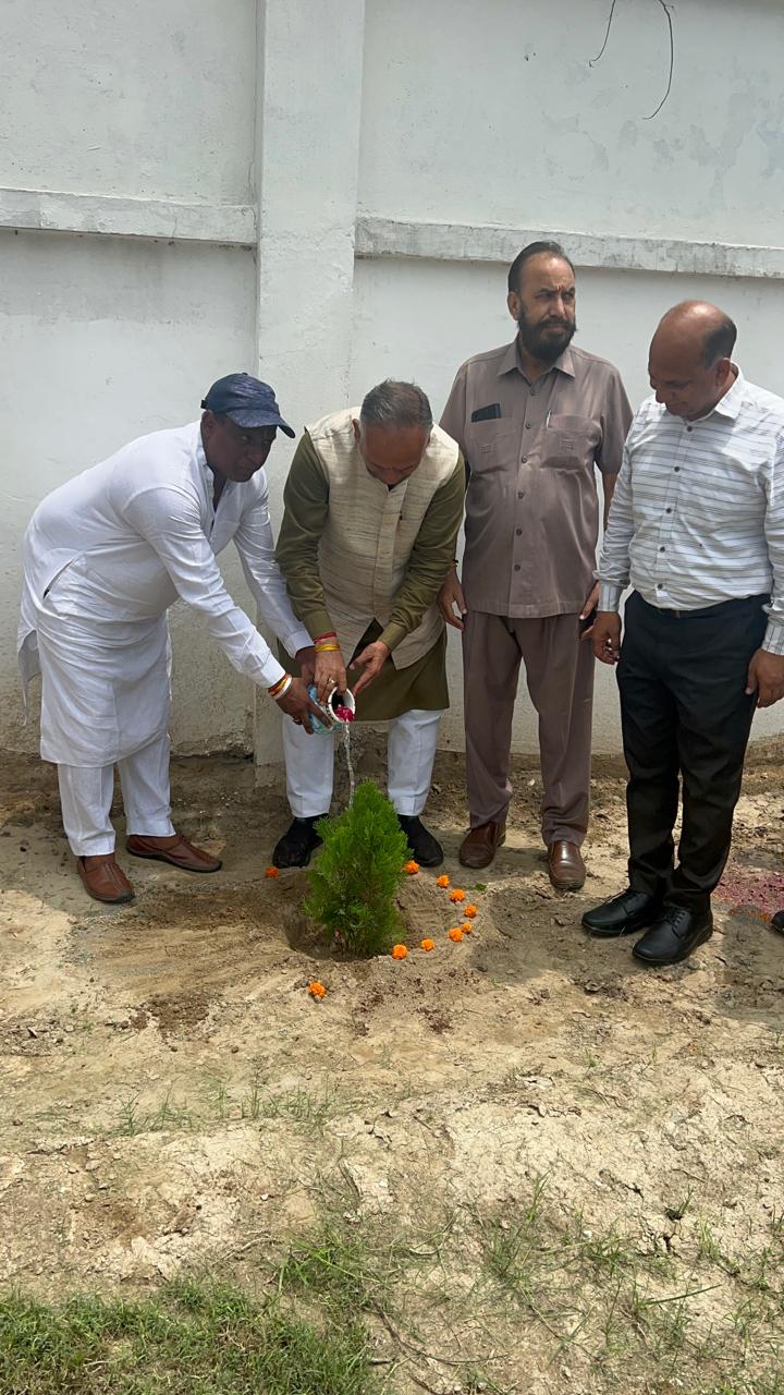 गुरु पूर्णिमा पर मेयर राजीव जैन ने किया पौधारोपण, पर्यावरण संरक्षण का दिया संदेश और गुरुजनों का लिया आशीर्वाद