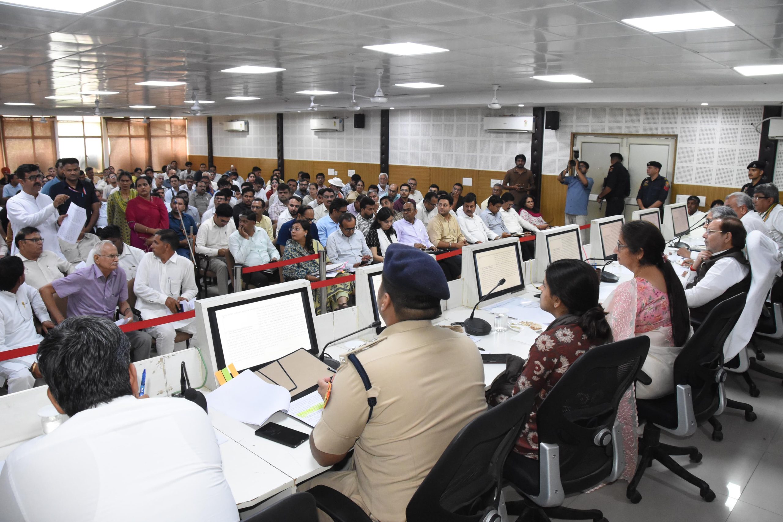 हिसार में मंत्री अरविंद शर्मा का सख्त एक्शन, 15 में से 7 शिकायतों का मौके पर किया निपटारा