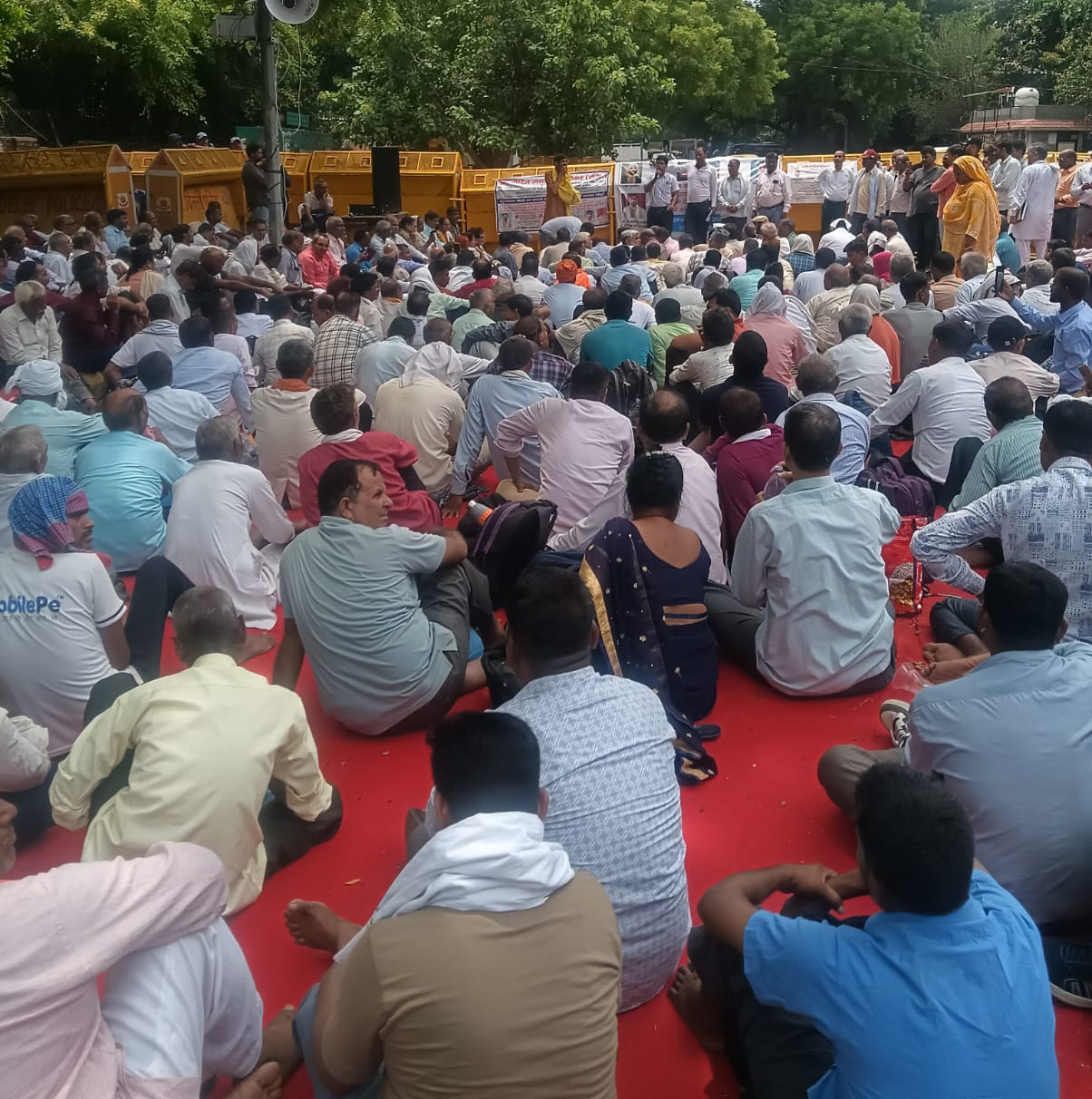 चीटफंड पीड़ितों का जंतर-मंतर पर हल्ला बोल, जमा राशि लौटाने की मांग को लेकर देशभर से पहुंचे हजारों निवेशक
