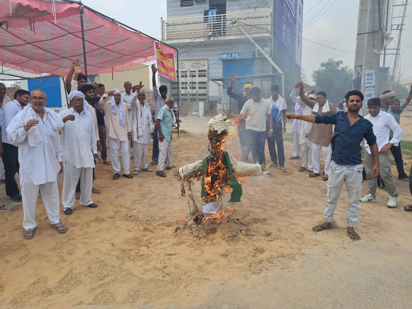 CBLU के बाहर प्रेमनगर ग्रामीणों का प्रदर्शन, मनोहर लाल का पुतला फूंका; 131 एकड़ जमीन के बदले नौकरी का वादा पूरा करने की मांग