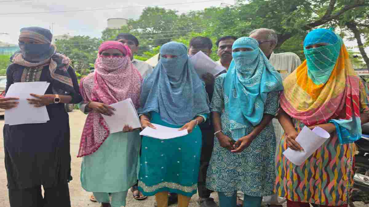‘रोती रहीं आदिवासी बेटियां…’, थाने से धक्के देकर निकाले जाने का आरोप, इंसाफ की आस में पहुंचीं पुलिस कमिश्नर के दरबार 