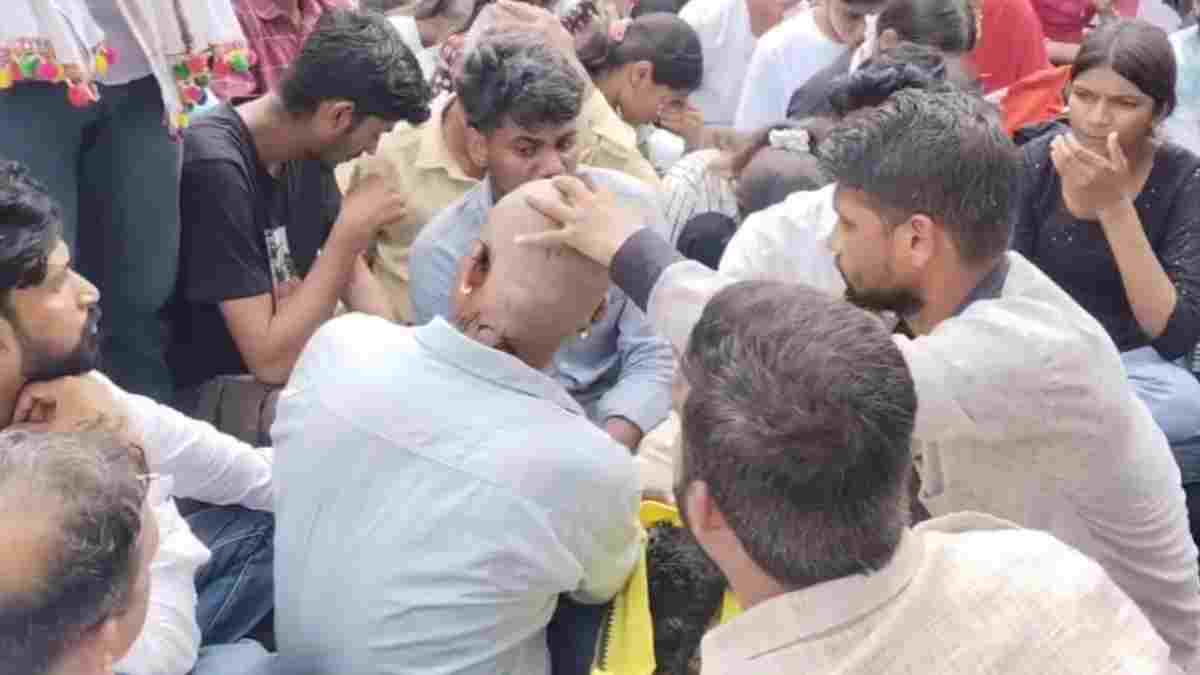 पेपर लीक, बेरोजगारी और छात्रों का टूटा बांध, सिर मुंडवाकर किया अनोखा प्रदर्शन