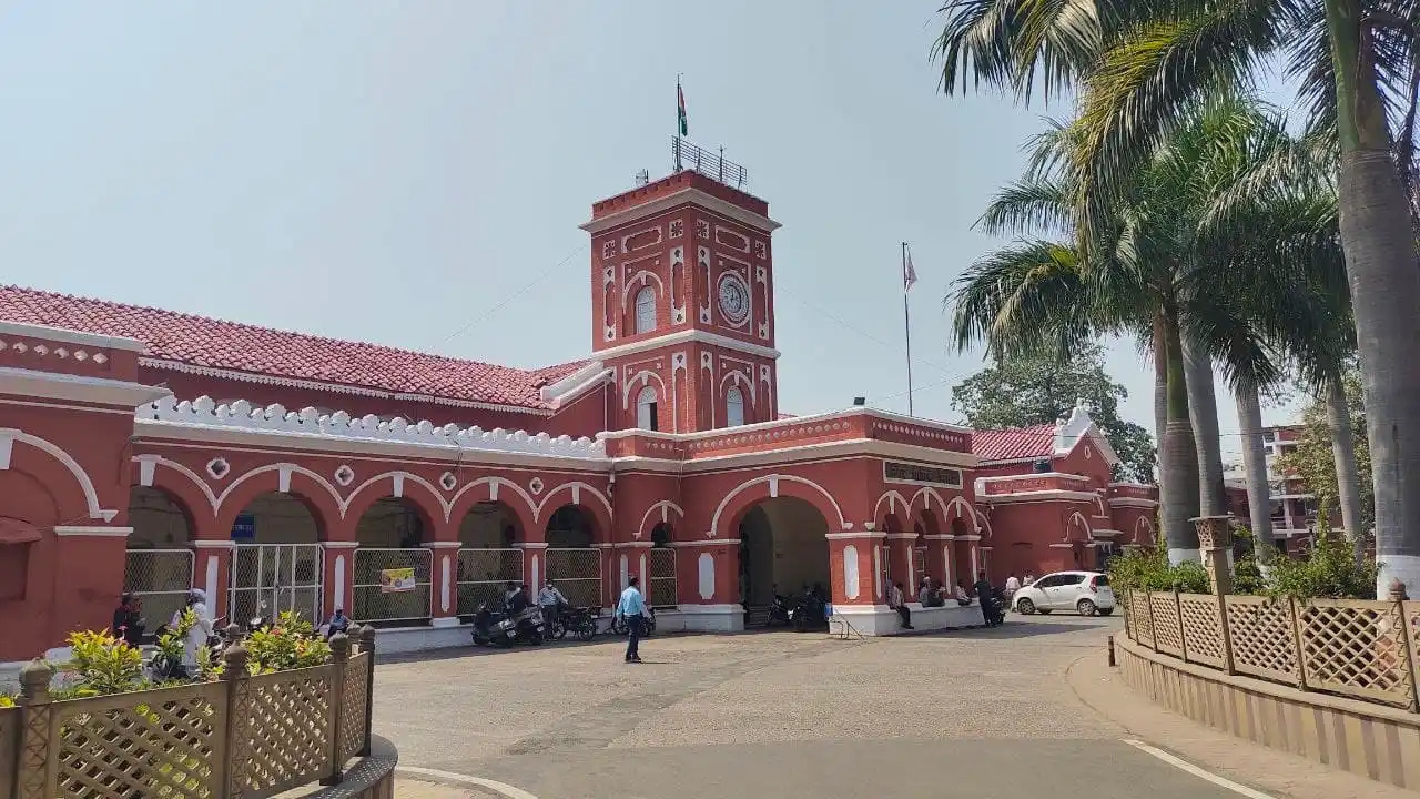 लाखों के सोलर पैनल 9 साल से खा रहे जंग, जबलपुर नगर निगम के इस कारनामे पर कौन देगा जवाब?